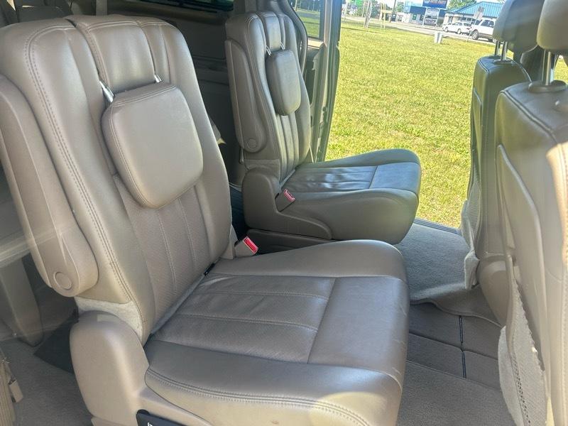 Chrysler Town & Country Touring-L 2012