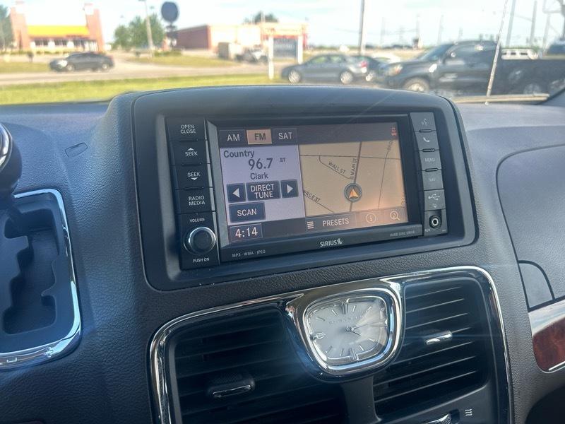 Chrysler Town & Country Touring-L 2012