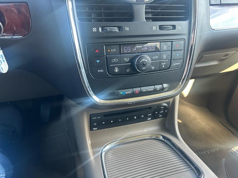Chrysler Town & Country Touring-L 2012