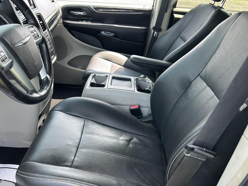 Chrysler Town & Country Touring-L 2011