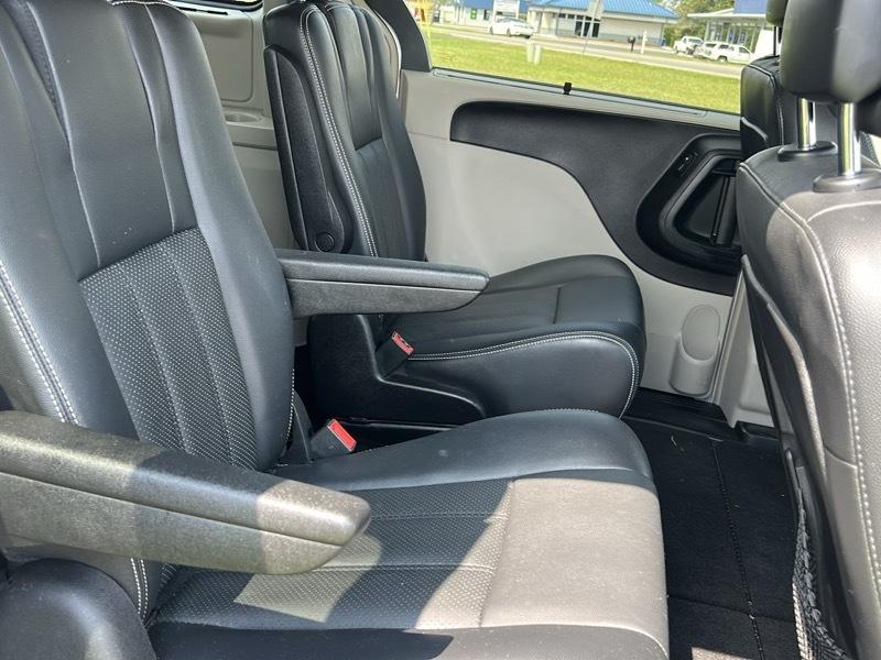 Chrysler Town & Country Touring-L 2011