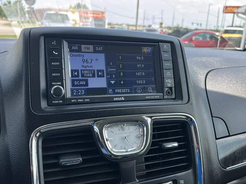 Chrysler Town & Country Touring-L 2011