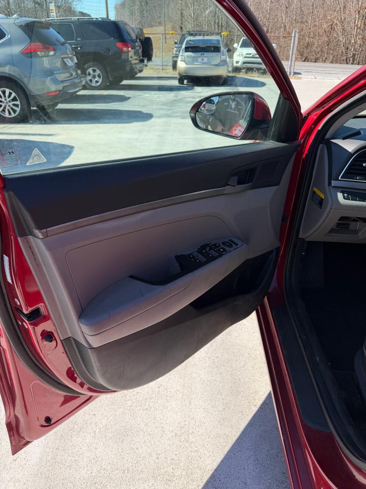 Hyundai Elantra SE 6AT 2018