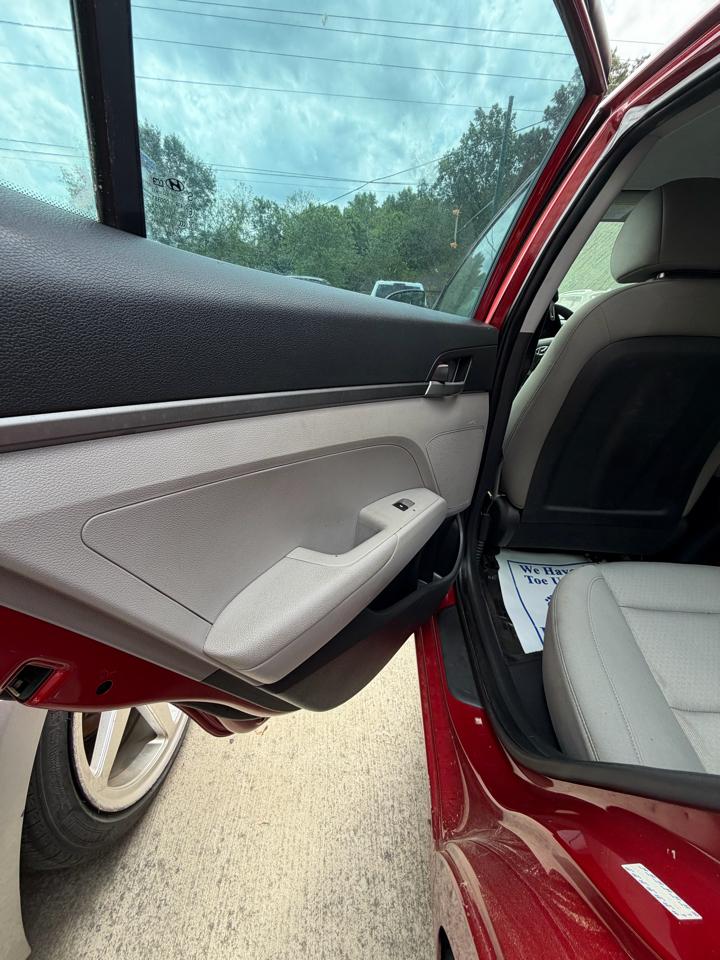 Hyundai Elantra SE 6AT 2018