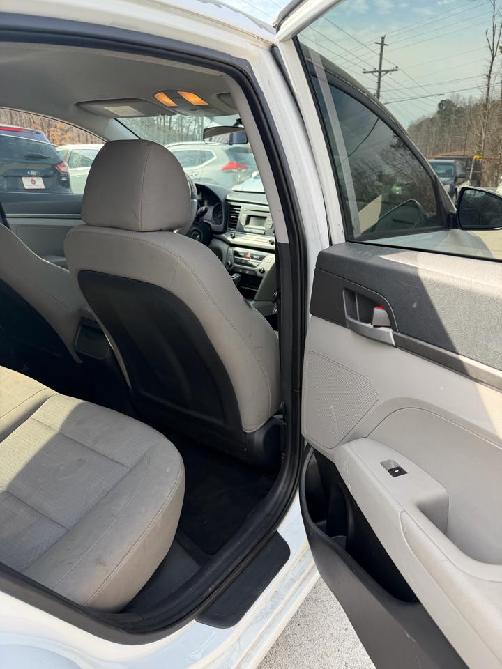 Hyundai Elantra SE 6AT 2017