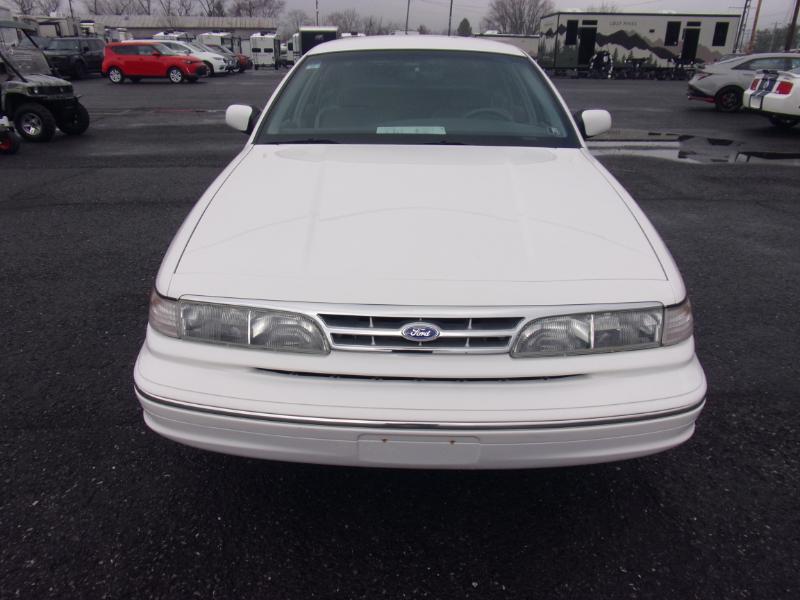 Ford Crown Victoria 4dr Sdn 1997