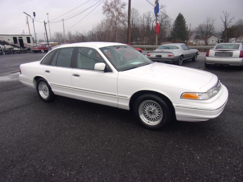 Ford Crown Victoria 4dr Sdn 1997