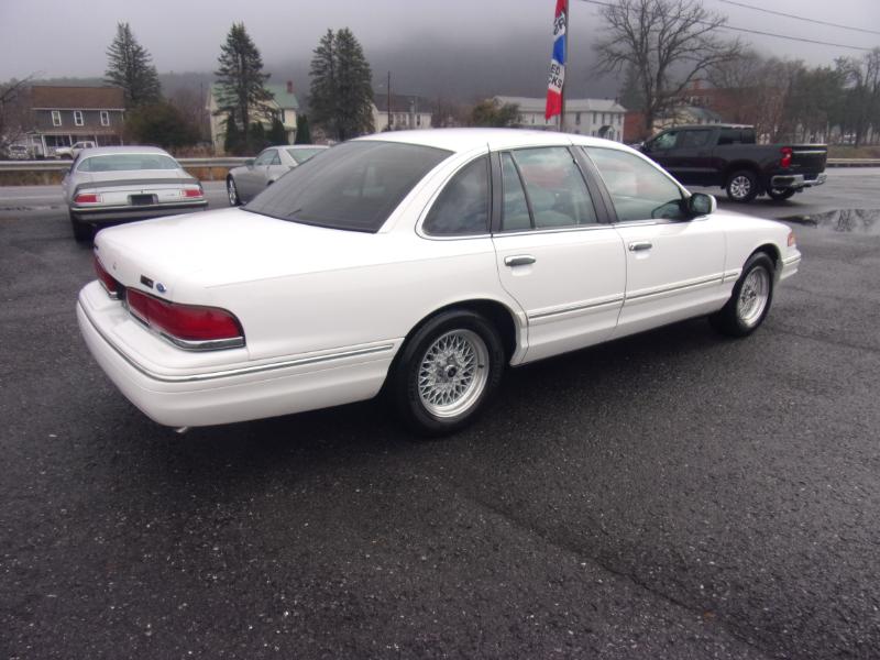 Ford Crown Victoria 4dr Sdn 1997