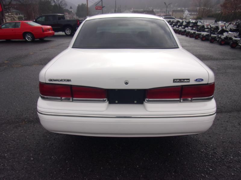 Ford Crown Victoria 4dr Sdn 1997