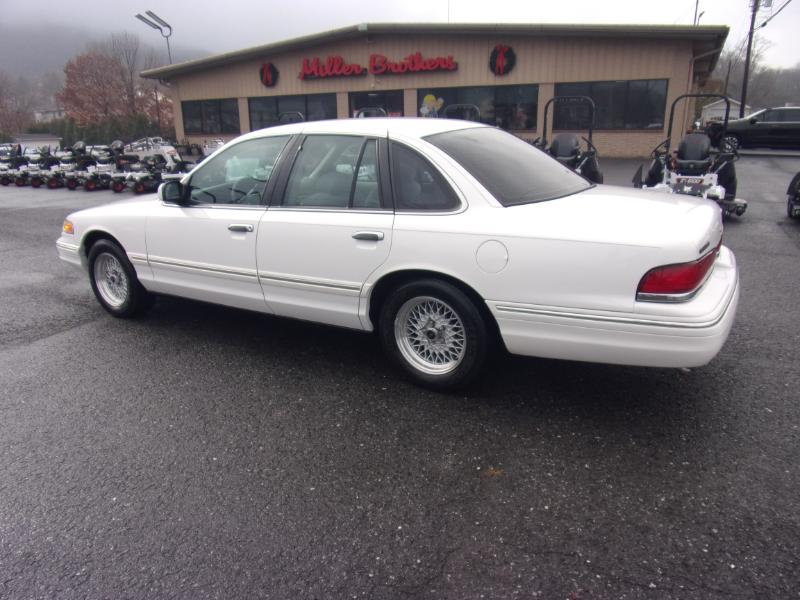 Ford Crown Victoria 4dr Sdn 1997