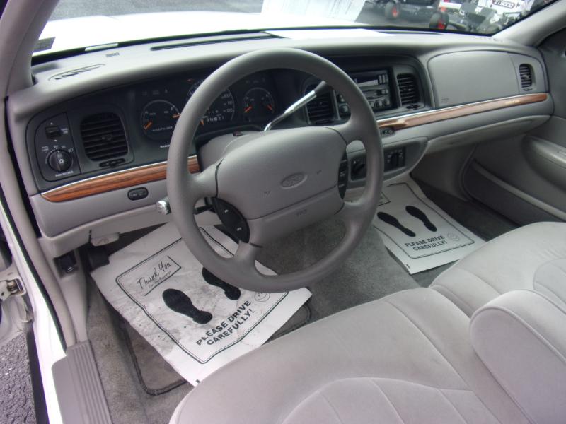 Ford Crown Victoria 4dr Sdn 1997