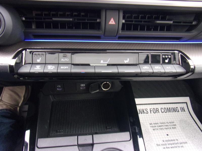 Toyota Prius XLE AWD (Natl) 2024