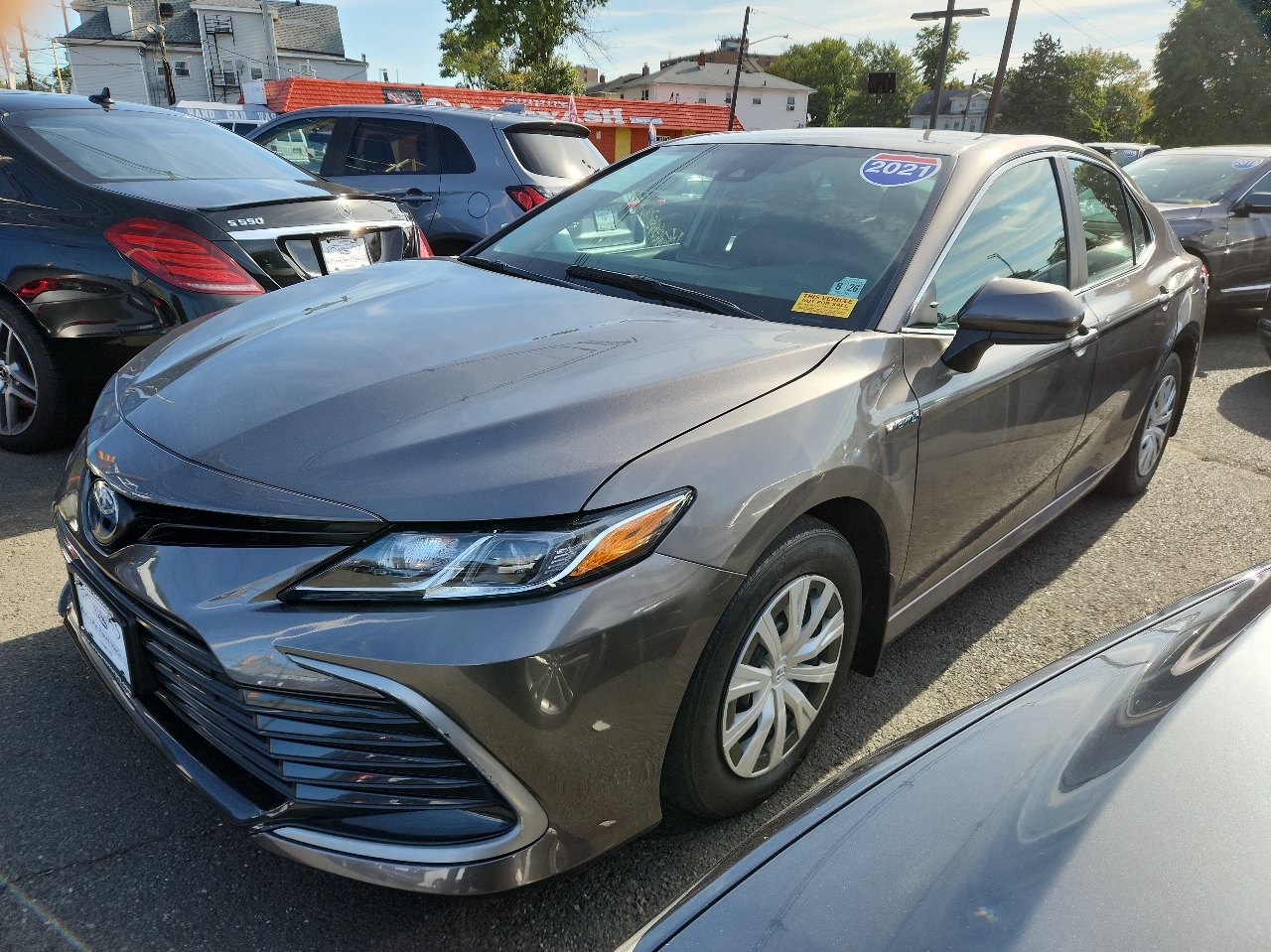 2021 Toyota Camry Hybrid LE photo 2