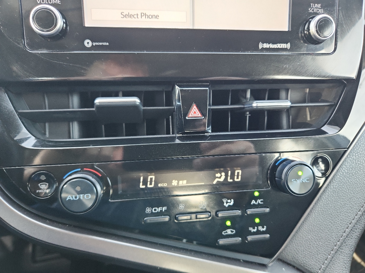 2021 Toyota Camry Hybrid LE photo 18