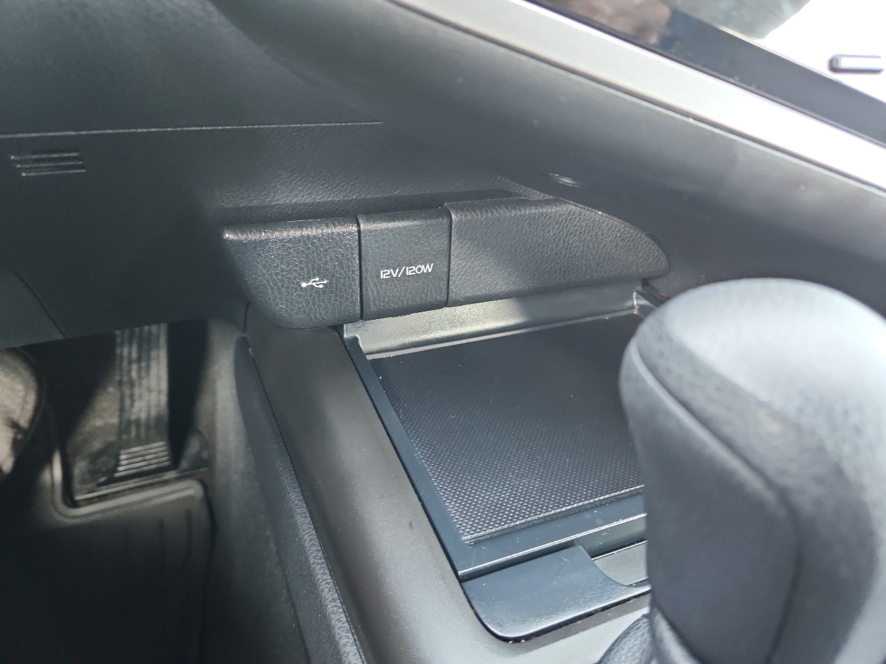 2021 Toyota Camry Hybrid LE photo 19