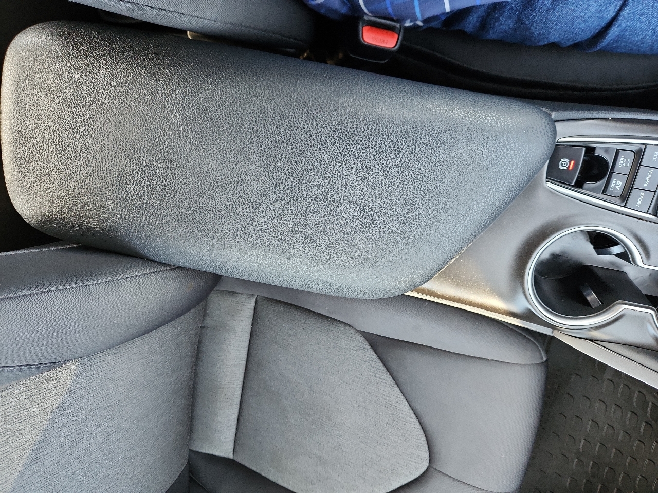 2021 Toyota Camry Hybrid LE photo 21