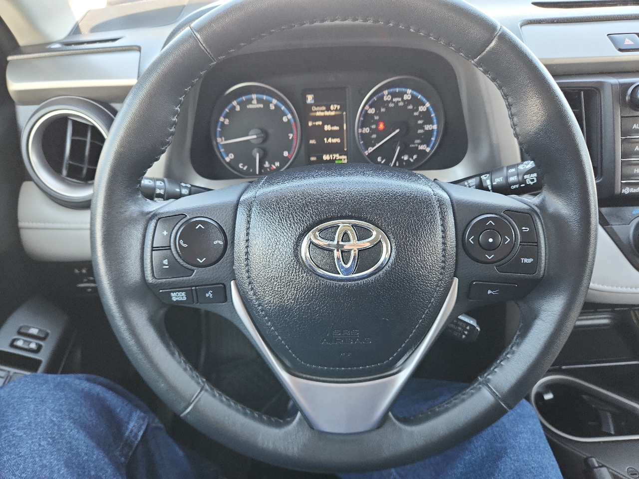 2017 Toyota RAV4 XLE photo 14