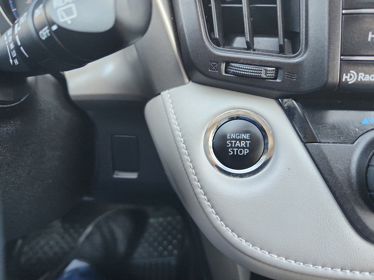 2017 Toyota RAV4 XLE photo 16