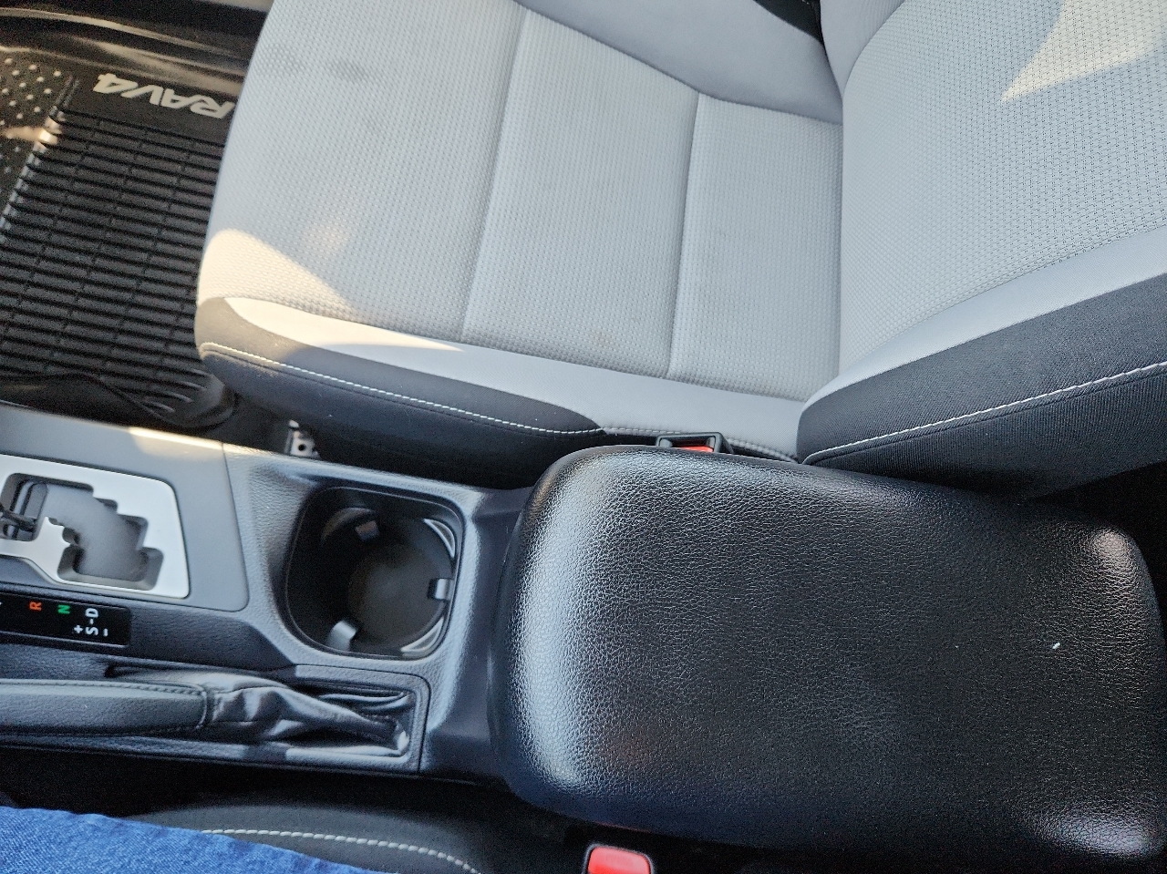 2017 Toyota RAV4 XLE photo 24
