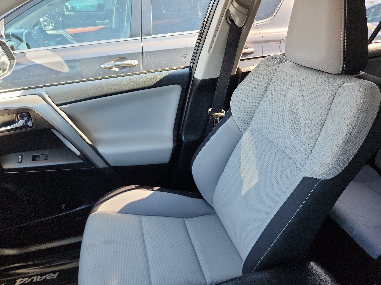 2017 Toyota RAV4 XLE photo 25