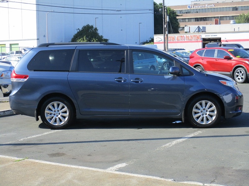 Toyota Sienna 5dr 7-Pass Van V6 LE AWD (Natl) 2014