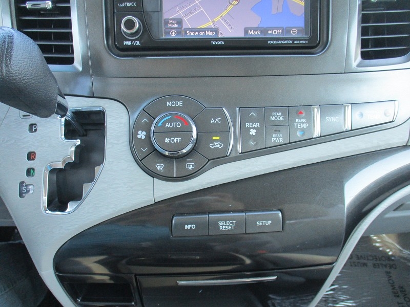 Toyota Sienna 5dr 7-Pass Van V6 LE AWD (Natl) 2014