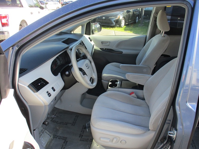 Toyota Sienna 5dr 7-Pass Van V6 LE AWD (Natl) 2014