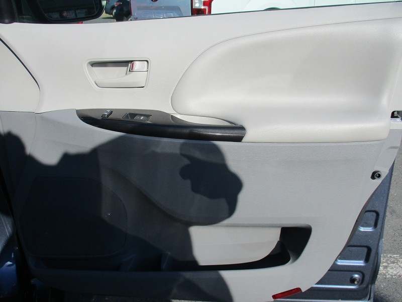 Toyota Sienna 5dr 7-Pass Van V6 LE AWD (Natl) 2014