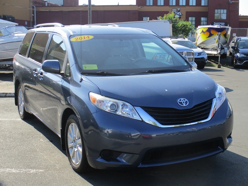 Toyota Sienna 5dr 7-Pass Van V6 LE AWD (Natl) 2014