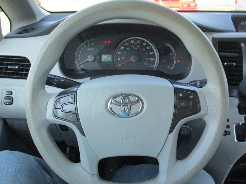 Toyota Sienna 5dr 7-Pass Van V6 LE AWD (Natl) 2014