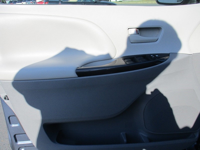 Toyota Sienna 5dr 7-Pass Van V6 LE AWD (Natl) 2014