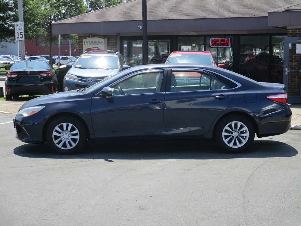 Toyota Camry 4dr Sdn I4 Auto XLE (Natl) 2015