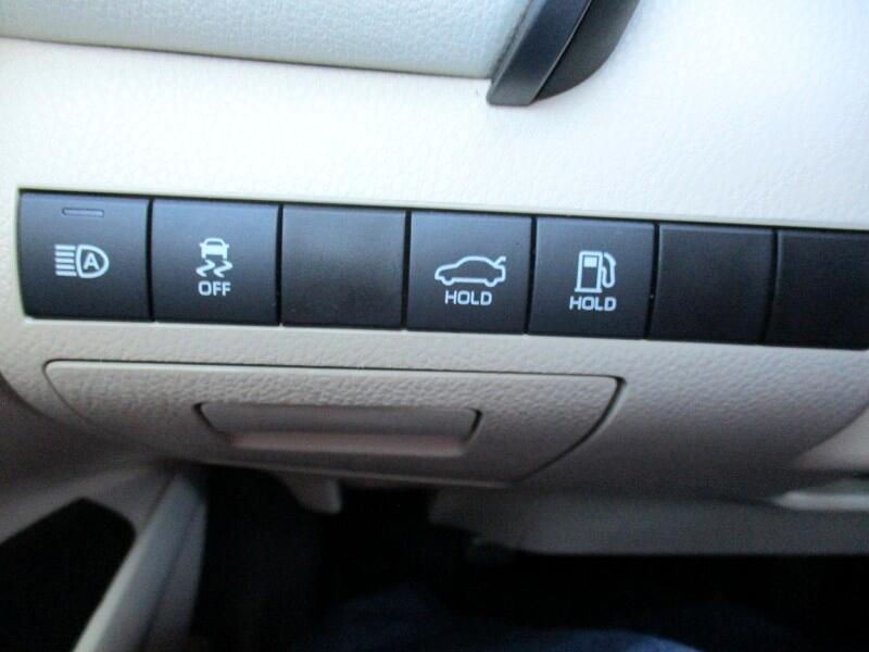 Toyota Camry LE Auto (Natl) 2020