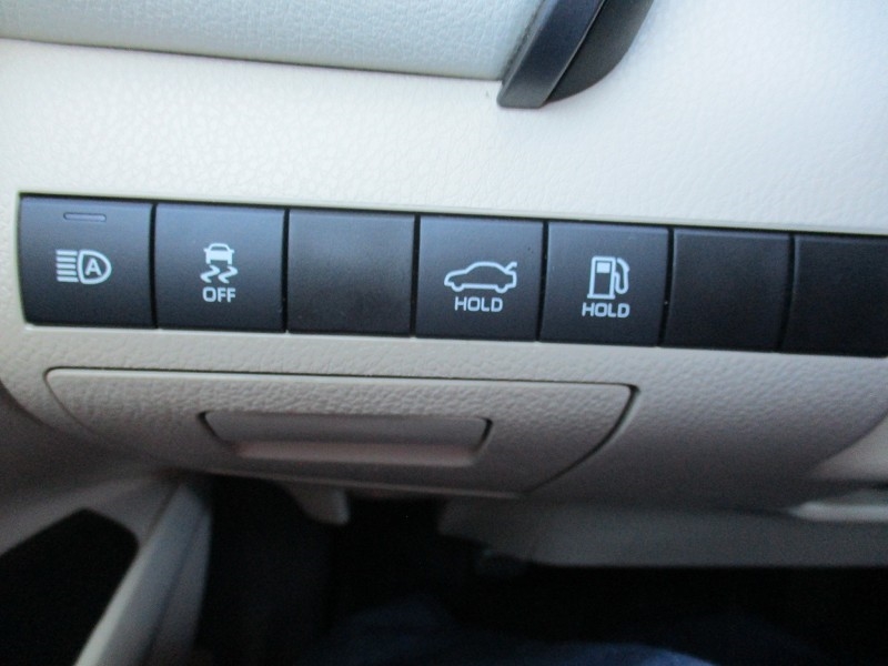 Toyota Camry LE Auto (Natl) 2020