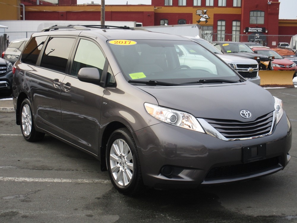 Toyota Sienna LE AWD 7-Passenger (Natl) 2017