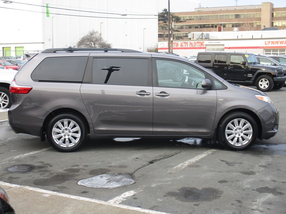 Toyota Sienna LE AWD 7-Passenger (Natl) 2017