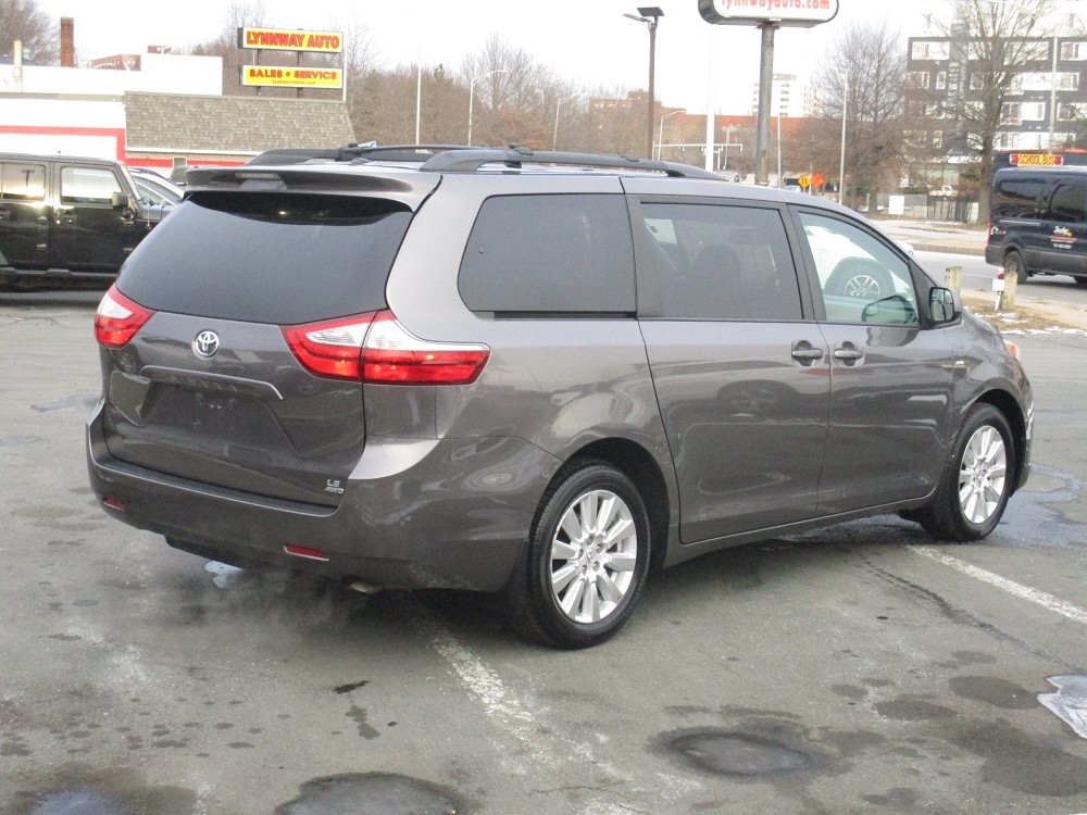 Toyota Sienna LE AWD 7-Passenger (Natl) 2017