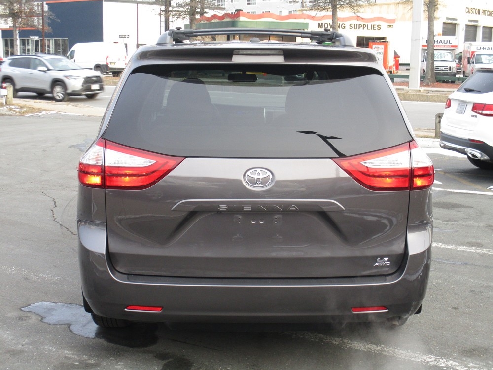 Toyota Sienna LE AWD 7-Passenger (Natl) 2017