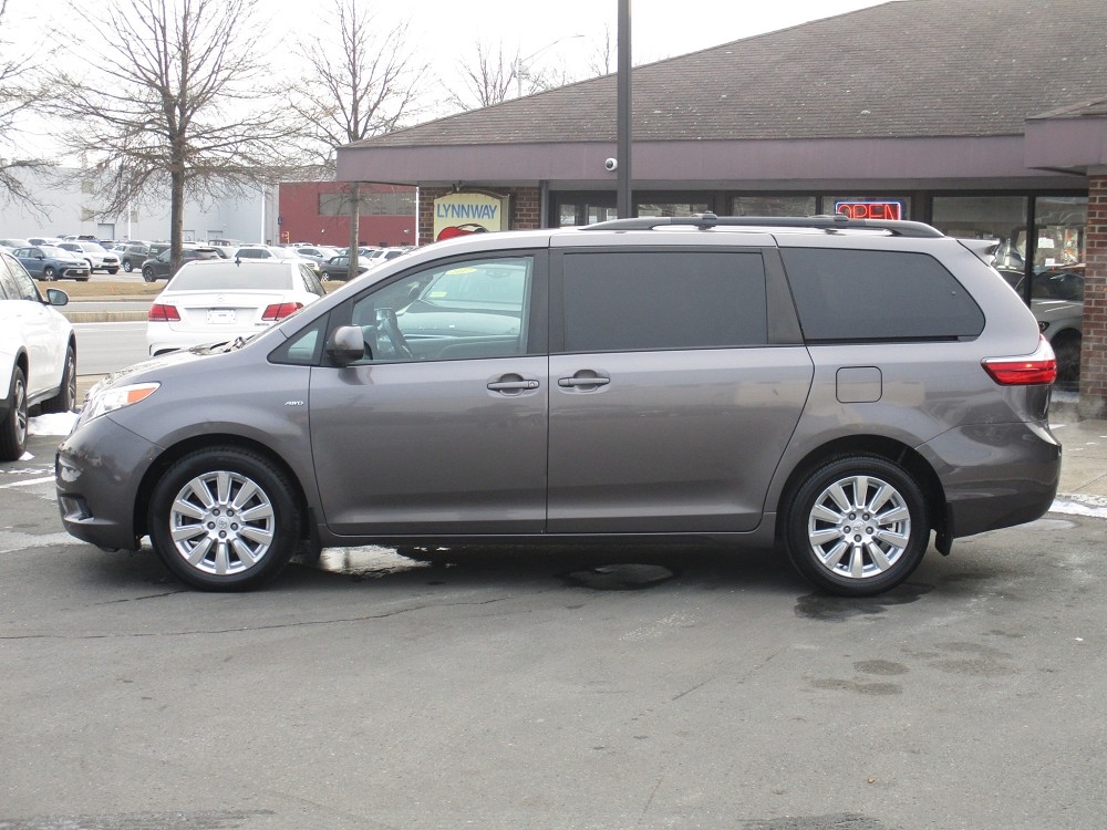 Toyota Sienna LE AWD 7-Passenger (Natl) 2017