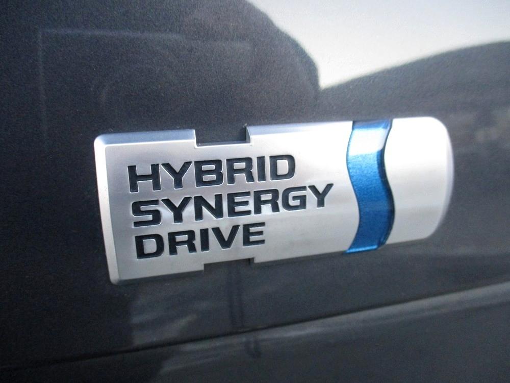 Toyota Prius 5dr HB Persona Series Special Edition (Natl) 2015