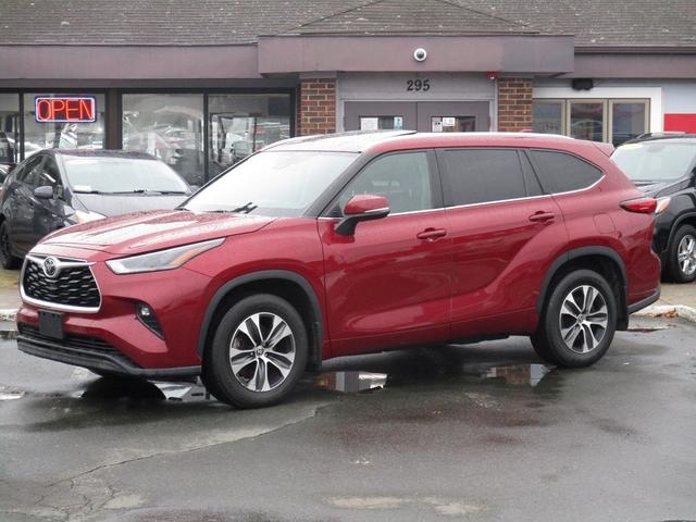 Red 2022 Toyota Highlander XLE AWD SUV / Crossover All-Wheel Drive Automatic