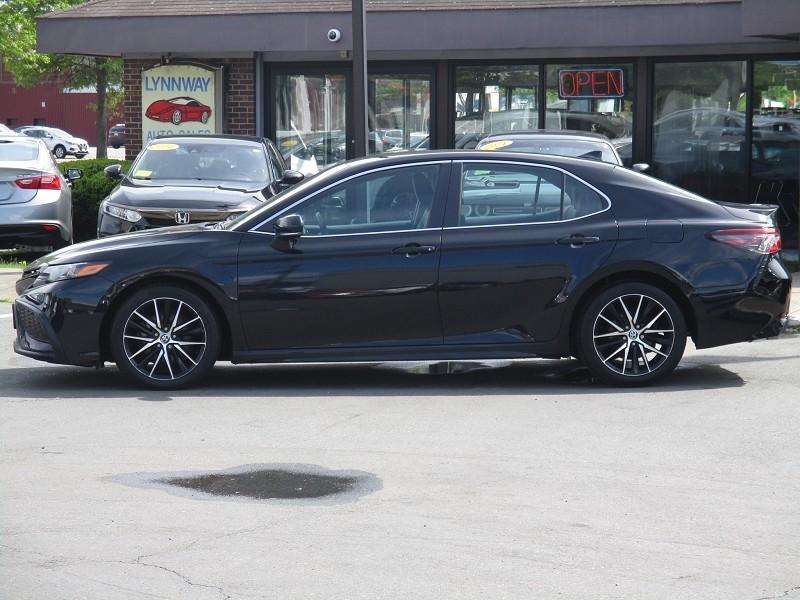 Toyota Camry Hybrid SE CVT (Natl) 2022