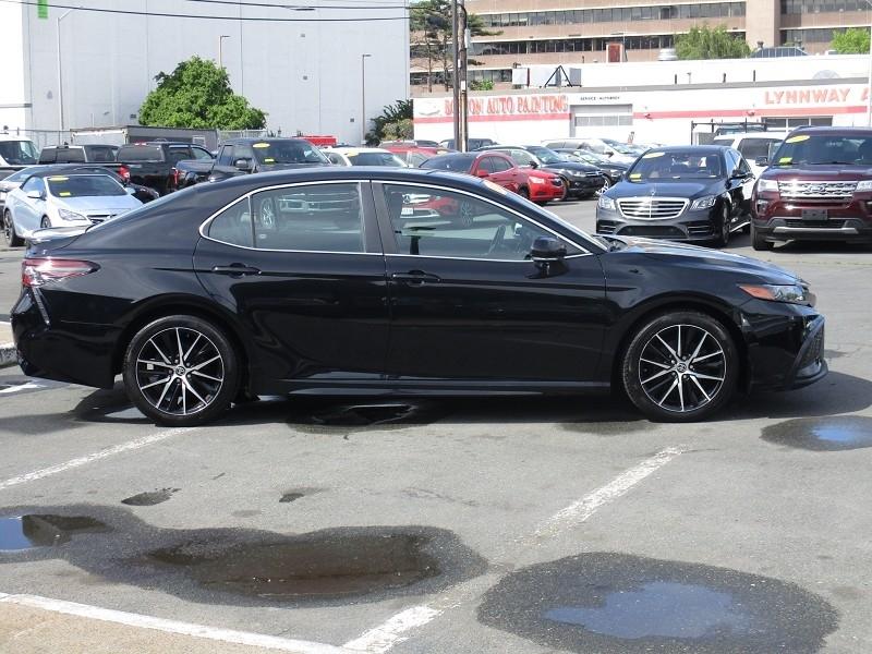 Toyota Camry Hybrid SE CVT (Natl) 2022