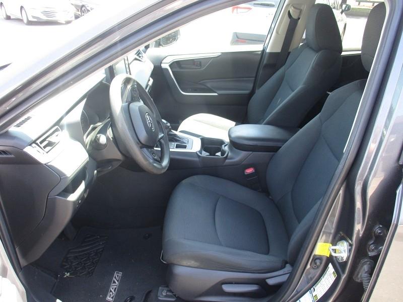 Toyota RAV4 LE AWD (Natl) 2021