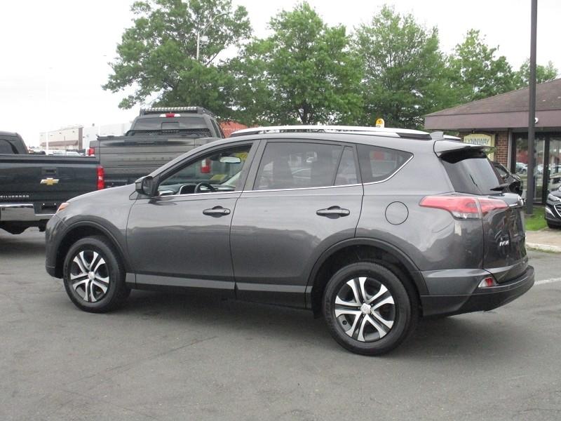 Toyota RAV4 LE AWD (Natl) 2018