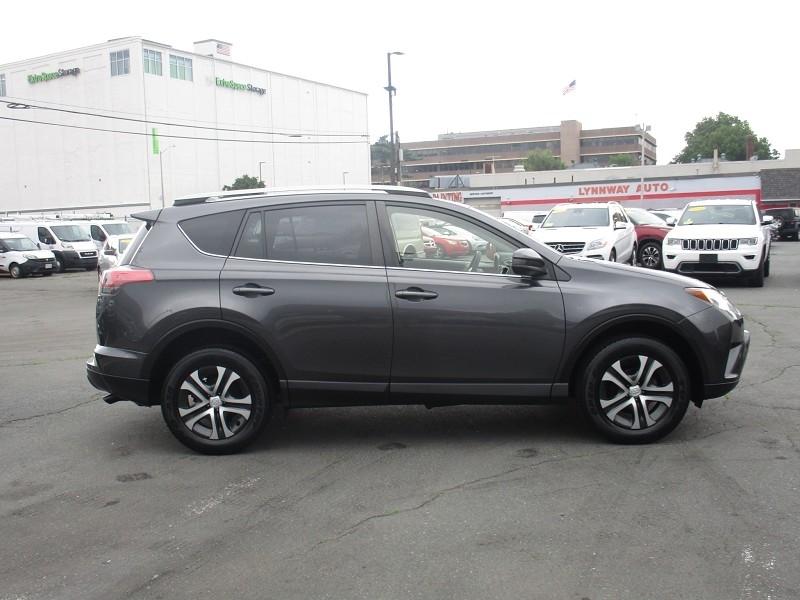 Toyota RAV4 LE AWD (Natl) 2018