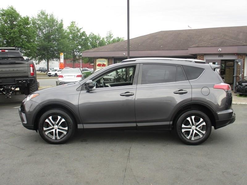 Toyota RAV4 LE AWD (Natl) 2018