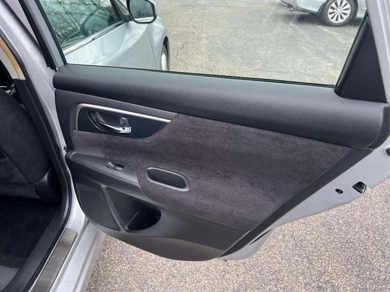 Nissan Altima 4dr Sdn V6 3.5 SV 2013