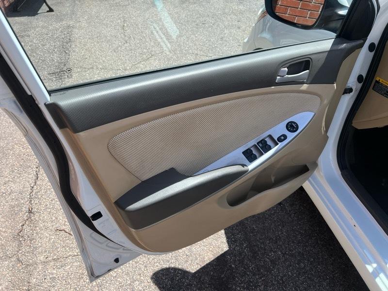 Hyundai Accent GLS 4-Door 2012