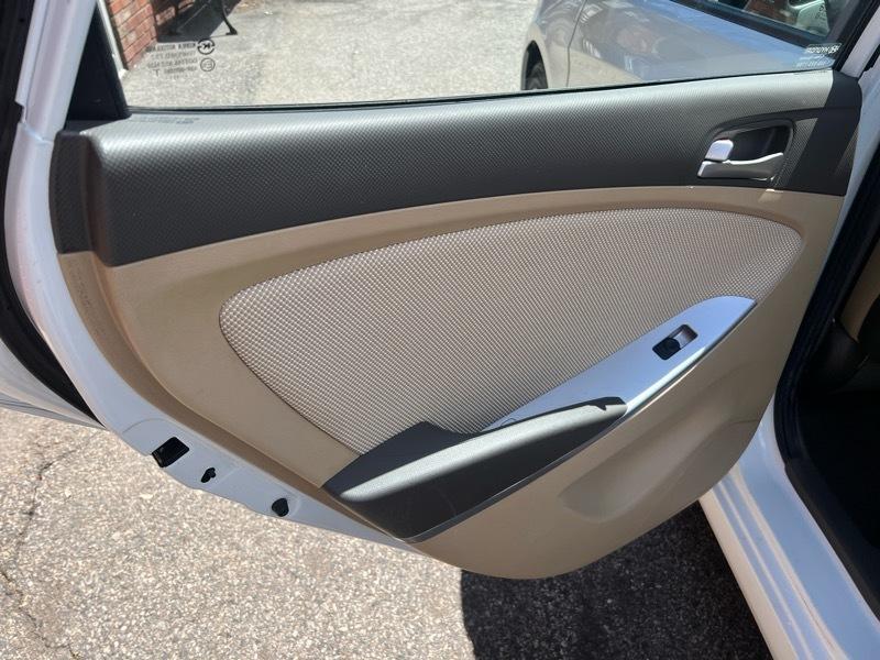 Hyundai Accent GLS 4-Door 2012